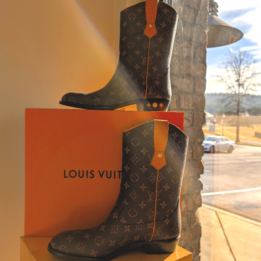 👩🏼‍🌾👩🏼‍🌾Louis Vuitton Rider boots size 9.5 - 10.5👩🏼‍🌾👩🏼‍🌾